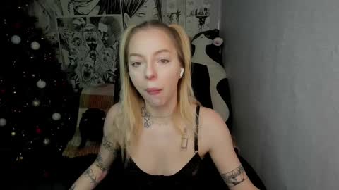 Snapshot of martha_cameron chatting on December 20, 8:23 pm Martha Cameron online show from December 20, 8:23 pm