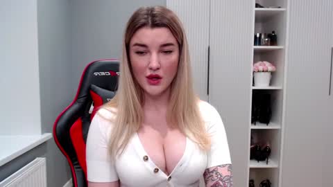 Snapshot of marti_lovely chatting on March 11, 9:37 pm Marti online show from March 11, 9:37 pm