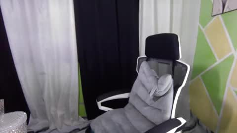 Snapshot of maylee_x chatting on October 6, 7:03 am maylee_x online show from October 6, 7:03 am