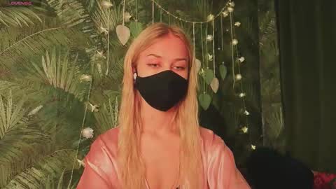 meeeewmeeeeow online show from December 4, 3:31 am