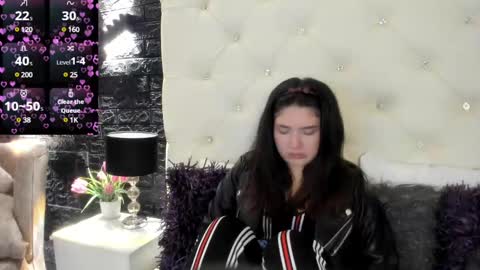 Snapshot of megan_devon chatting on December 7, 11:07 am online show from December 7, 11:07 am