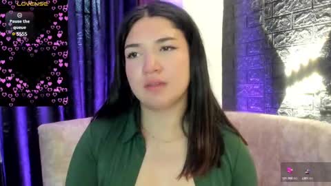 Snapshot of megan_devon chatting on December 23, 11:47 am online show from December 23, 11:47 am