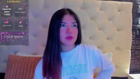 Snapshot of megan_devon chatting on March 11, 11:33 am online show from March 11, 11:33 am