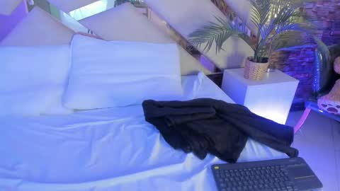     online show from January 7, 12:41 pm