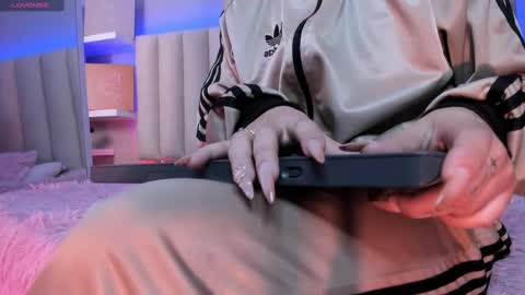 Snapshot of megan_moore__ chatting on February 21, 12:17 pm online show from February 21, 12:17 pm
