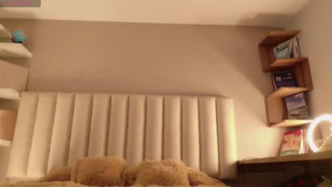 Snapshot of megan_moore__ chatting on October 6, 12:00 pm online show from October 6, 12:00 pm