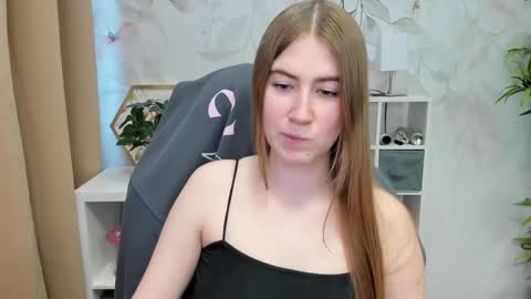 Snapshot of meganx_candy chatting on December 17, 2:00 pm Megan online show from December 17, 2:00 pm