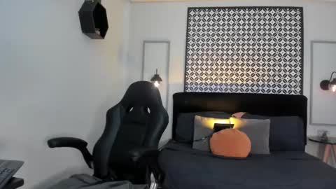 Melanie online show from November 21, 9:50 pm