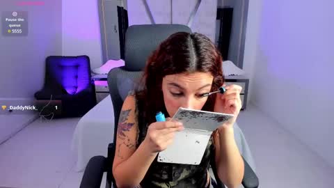 Snapshot of melanny_luv chatting on February 23, 10:38 pm MelanyLuv online show from February 23, 10:38 pm