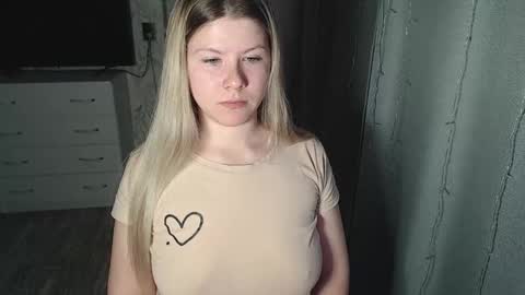 Melissa  Ray online show from February 5, 5:10 pm