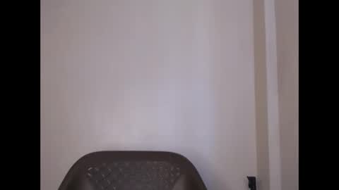 Snapshot of mellanin_pretty_ chatting on December 18, 9:47 am . online show from December 18, 9:47 am
