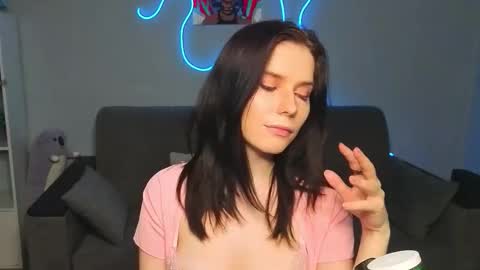 mellhyees online show from March 18, 5:40 pm