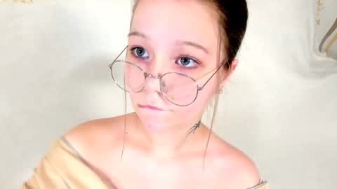 MelMooon online show from February 1, 11:31 am