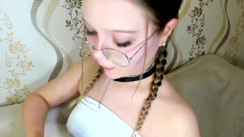 MelMooon online show from October 9, 3:27 pm