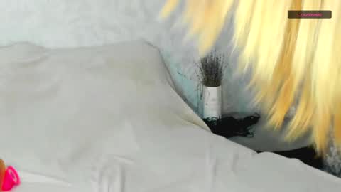 MelMooon online show from December 16, 1:43 pm