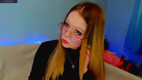 MelMooon online show from February 10, 2:16 pm