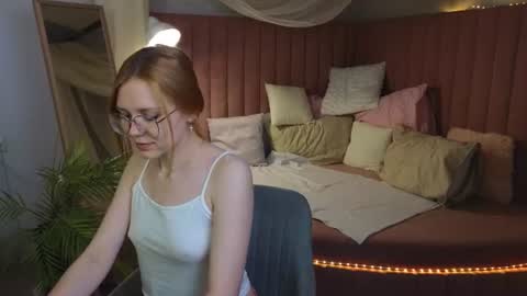 memymee_ online show from June 18, 1:40 am