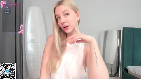 Snapshot of meowmonica chatting on October 6, 9:15 am Monica online show from October 6, 9:15 am