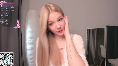 Snapshot of meowmonica chatting on October 2, 8:19 am Monica online show from October 2, 8:19 am