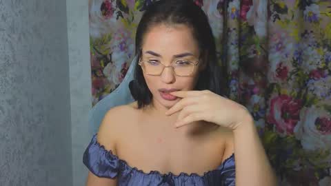 Mia online show from December 1, 7:05 pm