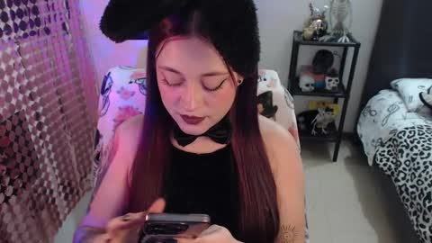 Snapshot of mia_adams_red chatting on October 1, 11:09 pm mia online show from October 1, 11:09 pm