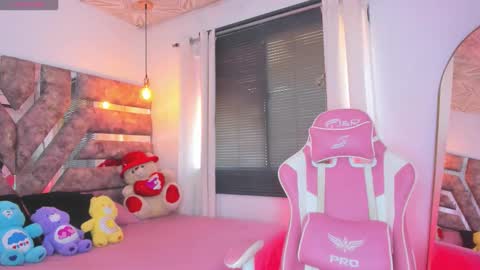 Mia online show from November 8, 4:23 pm