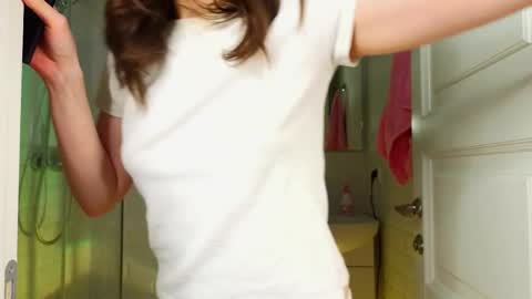 Snapshot of mia_g_ chatting on February 22, 5:55 am Mia online show from February 22, 5:55 am