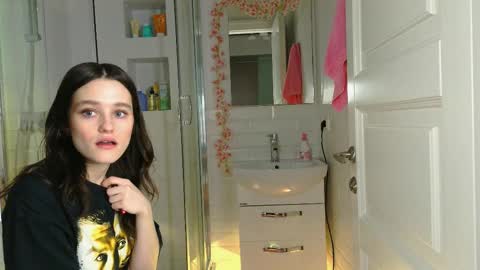 Snapshot of mia_g_ chatting on February 27, 5:45 am Mia online show from February 27, 5:45 am