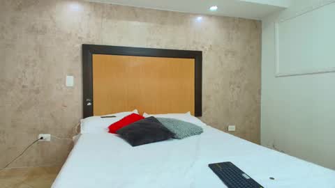 MIALOPEZ      .     Y      .      online show from March 4, 7:22 pm