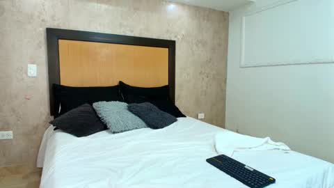 MIALOPEZ      .     Y      .      online show from February 24, 8:03 pm