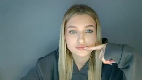Snapshot of mia_moon27 chatting on September 18, 12:04 pm Mia online show from September 18, 12:04 pm