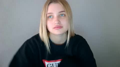 Snapshot of mia_moon27 chatting on September 25, 1:10 pm Mia online show from September 25, 1:10 pm