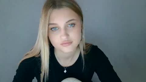 Snapshot of mia_moon27 chatting on September 15, 12:13 pm Mia online show from September 15, 12:13 pm