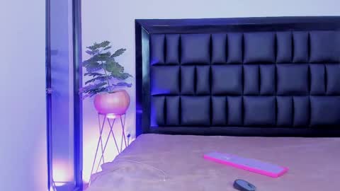 mia online show from April 11, 7:45 am