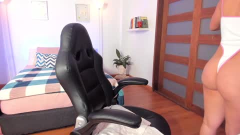 Snapshot of mia_v7 chatting on January 8, 1:42 am Mia online show from January 8, 1:42 am
