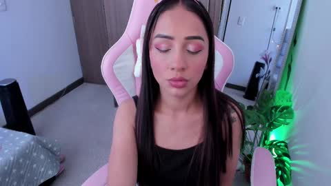 mia  nicolle online show from March 3, 4:54 pm