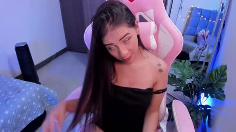 mia  nicolle online show from March 6, 11:31 pm