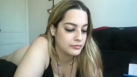 Mia Moji online show from June 3, 2:29 pm