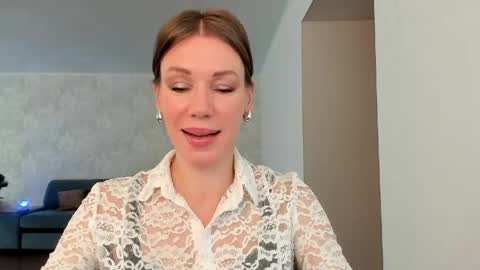 Mia online show from May 6, 5:11 am