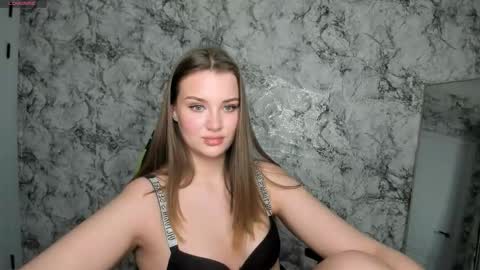 Mia online show from March 5, 8:04 pm