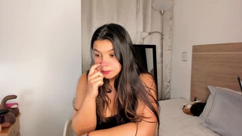 Snapshot of miadanielss chatting on January 17, 5:21 am IG Yojanagomez online show from January 17, 5:21 am