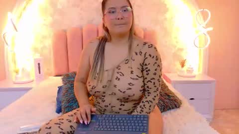 Mia online show from February 18, 4:44 am