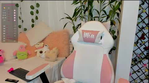 Snapshot of miamaiha chatting on March 2, 2:30 am mia 600am-1000am Colombia time online show from March 2, 2:30 am