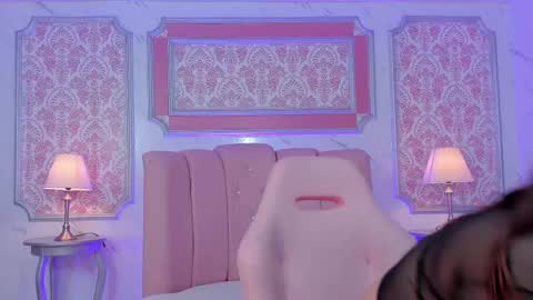 Snapshot of miamontoya chatting on March 11, 12:50 pm Mia -5 7001400 Follow online show from March 11, 12:50 pm