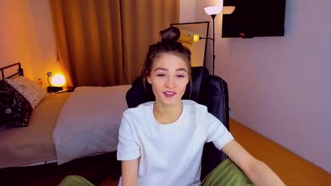 Snapshot of miapaw chatting on February 17, 6:06 pm Mia online show from February 17, 6:06 pm