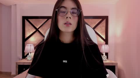 Snapshot of miasilverr chatting on January 27, 7:24 pm Mia online show from January 27, 7:24 pm