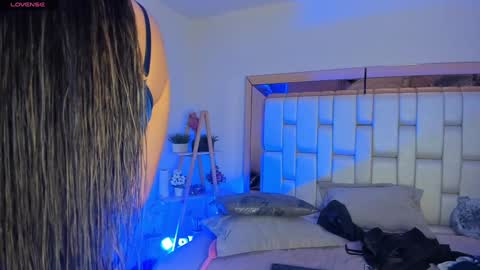 Snapshot of miavillalobos_ chatting on December 19, 6:01 pm Mia Villalobos online show from December 19, 6:01 pm