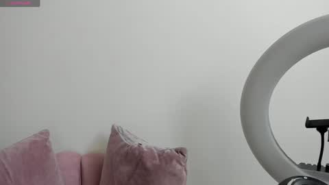 Snapshot of miavillalobos_ chatting on December 19, 7:29 am Mia Villalobos online show from December 19, 7:29 am