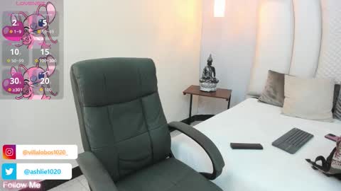 Snapshot of miavillalobos_ chatting on October 12, 4:42 pm Mia Villalobos online show from October 12, 4:42 pm