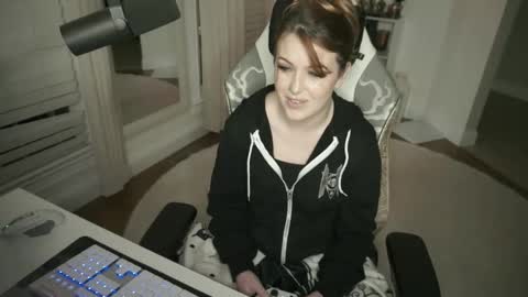 Mickaela West online show from December 13, 11:32 pm